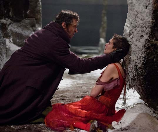Als Fantine schwer erkrankt, löst Valjean Cosette aus und will sie zu Fantine zurückbringen. Doch dann wird Valjeans wahre Identität aufgedeckt, und man verhaftet ihn an Fantines Krankenbett.