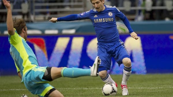 Im Sommer 2012 wechselte Marko Marin (re.) für 13 Mio. Euro vom SV Werder Bremen zum FC Chelsea. Der 23-Jährige unterschrieb einen Fünf-Jahres-Vertrag und will sich langfristig beim internationalen Top-Klub durchsetzen. Bisher absolvierte Marin jedoch kein Spiel in der englischen Premier League.