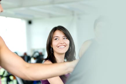 Flirten in lockerer Atmosphäre eines Fitnessstudios