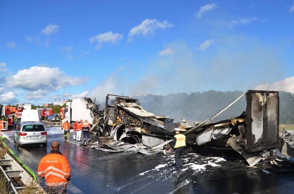 Schwerer Unfall auf der Autobahn 8 südlich von Stuttgart. Schwerer Unfall auf der Autobahn 8 südlich von Stuttgart.