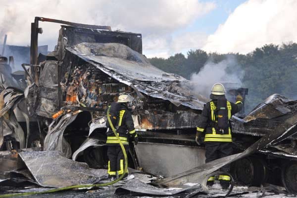 Ein Lkw-Fahrer fährt auf ein Stauende auf, sein Fahrzeug fängt Feuer. Ein Lkw-Fahrer fährt auf ein Stauende auf, sein Fahrzeug fängt Feuer.