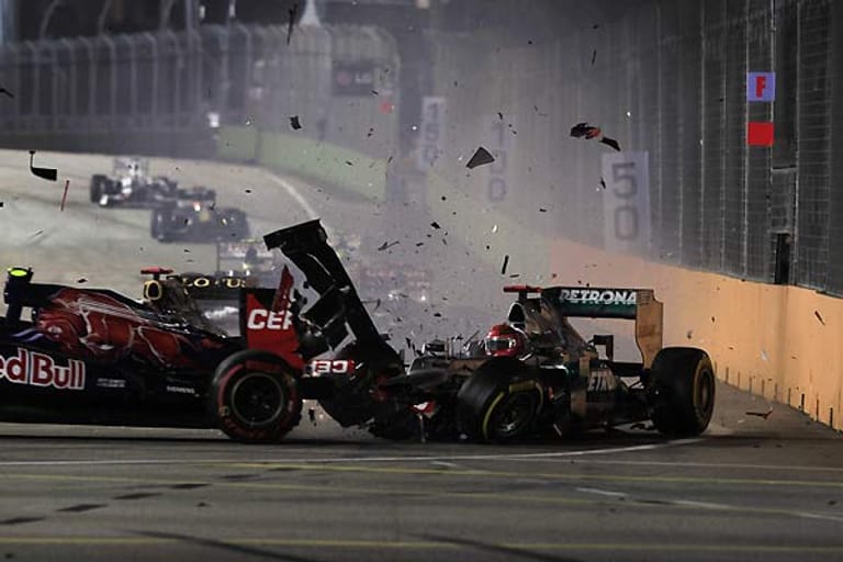 2012 läuft es für Schumi aber gar nicht rund. Vielmehr macht er – wie hier in Singapur – zunehmend als Crashpilot Schlagzeilen. Nun will sich Mercedes von dem Rekordweltmeister trennen und ab 2013 Lewis Hamilton ins Cockpit setzen.