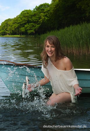 Julia, 23, hat ihre frühe Liebe zur Landwirtschaft zum Beruf gemacht. Zusätzlich ist sie Agrarbetriebswirtin. Sie ist auf dem Obst- und Gemüsehof der Eltern in Schönböken bei Kiel aufgewachsen. Sie hilft, wenn es geht, zu Hause mit, führt aber hauptsächlich einen Schweinebetrieb und ihre eigene kleine Herde Mutterkühe.