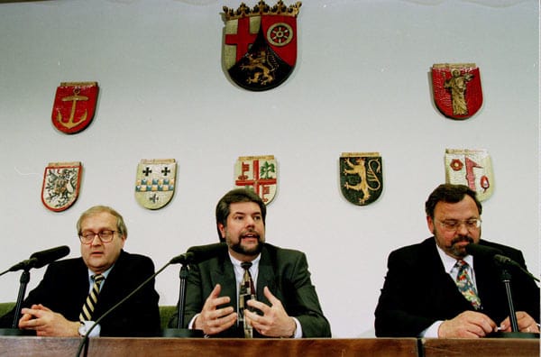 SPD-Politiker Kurt Beck (Mitte) im Jahr 1996 nach der gewonnenen Landtagswahl in Rheinland-Pfalz. 1994 wurde Beck zum ersten Mal zum Ministerpräsidenten gewählt - und ist seitdem immer wieder gewählt worden.