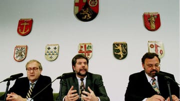 SPD-Politiker Kurt Beck (Mitte) im Jahr 1996 nach der gewonnenen Landtagswahl in Rheinland-Pfalz. 1994 wurde Beck zum ersten Mal zum Ministerpräsidenten gewählt - und ist seitdem immer wieder gewählt worden.