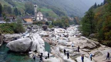Traumhafte Lage in der Schweiz: Fluss Verzasca.