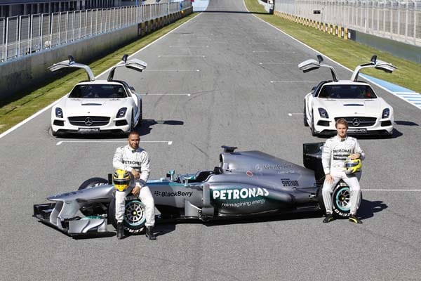 Mercedes: Michael Schumacher ist in Rente gegangen. Der langjährige McLaren-Angestellte, Lewis Hamilton (li.), übernimmt sein Cockpit. Der Kontrakt läuft über drei Jahre. Der Brite wird neuer Teamkollege von Nico Rosberg, der langfristig unter Vertrag steht.
