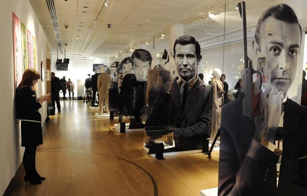 Das Londoner Auktionshaus Christie's veranstaltet zur Feier des 50-jährigen Bond-Jubiläums eine Auktion mit Originalteilen aus den bisherigen Filmen. Der Erlös der Versteigerungen soll gemeinnützigen Organisationen zugute kommen.