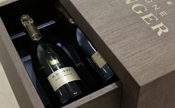 Eine limitierte Edition mit zwölf Flaschen von Bollinger R.D. Champagner zum 50. Geburtstag von James Bond werden auch versteigert. Bollinger Champagner wurde erstmals 1974 in "Leben und sterben lassen" mit Roger More getrunken. Der Champagner soll für 12.000 - 17.000 Euro versteigert werden.