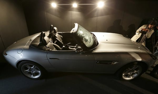 Wer lieber ein Fahrzeug aus einem älteren Bond-Streifen sein eigen nennen möchte, konnte den BMW Z8 Roadster ersteigern, den Pierce Brosnan in "Die Welt ist nicht genug" gefahren hat.