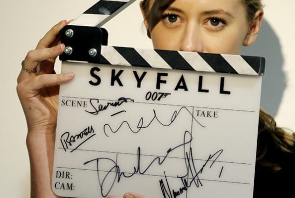 Die Filmklappe aus dem kommenden Bond-Streifen "Skyfall" samt Unterschriften der Darsteller wurde auch für einen guten Zweck versteigert.