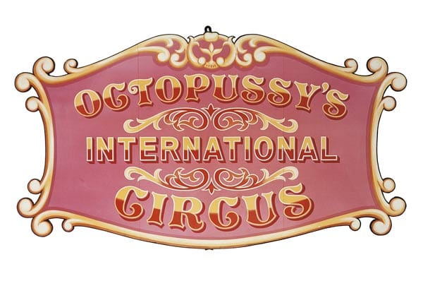 Das Zirkusschild aus dem Film "Octopussy" von 1983 gab es in Kombination mit einem original Zirkusprogramm.