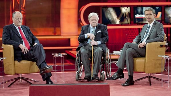 Peer Steinbrück ist der Kanzlerkandidat der SPD für die Bundestagswahl 2013. Seinen persönlichen Wahlkampf hatte er spätestens im Herbst 2011 mit der gemeinsamen Buchveröffentlichung ("Zug um Zug") mit Altkanzler Helmut Schmidt (hier zusammen in der Talkshow von Günther Jauch) eingeläutet.