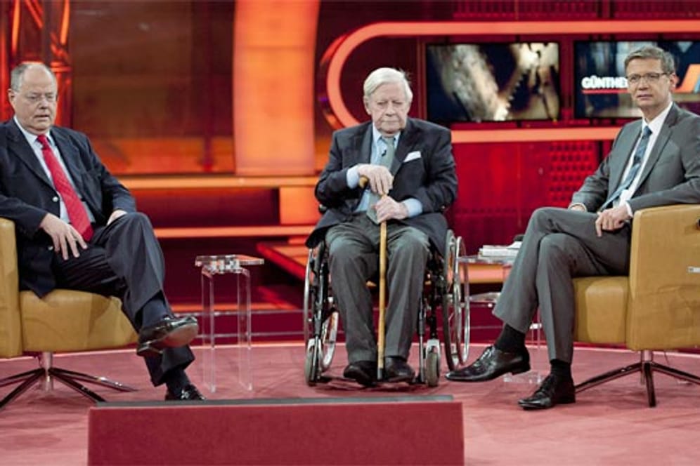 Peer Steinbrück ist der Kanzlerkandidat der SPD für die Bundestagswahl 2013. Seinen persönlichen Wahlkampf hatte er spätestens im Herbst 2011 mit der gemeinsamen Buchveröffentlichung ("Zug um Zug") mit Altkanzler Helmut Schmidt (hier zusammen in der Talkshow von Günther Jauch) eingeläutet.