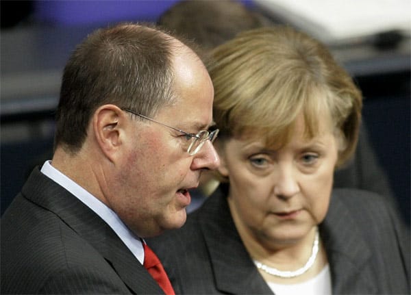 Mit Kanzlerin Angela Merkel, die er nun ablösen möchte, arbeitete er bis zum Ende der Großen Koalition 2009 eng zusammen (Bild aus dem Jahr 2006).