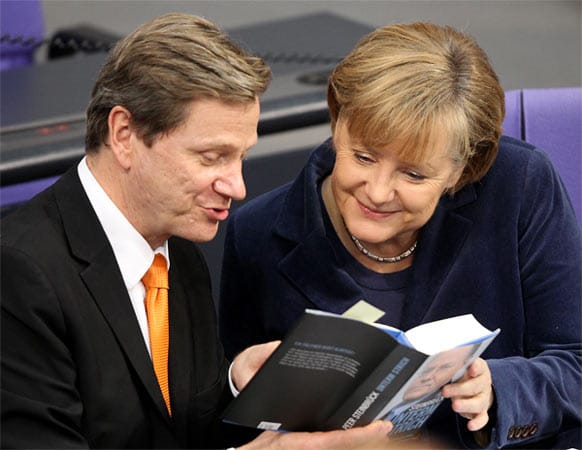 Seit 2009 ist Steinbrück nur noch ein gewöhnlicher Bundestagsabgeordneter. In seinem Wahlkreis (Mettmann I) hatte er bei der Bundestagswahl im Übrigen ziemlich deutlich verloren. Neben seinem Mandat fand er offensichtlich genug Zeit, 2010 ein Buch über seine Zeit als Finanzminister herauszubringen. Guido Westerwelle und Angela Merkel scheinen von "Unterm Strich" begeistert zu sein.