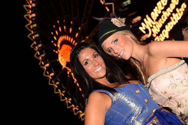 Anja Polzer (li.) und ihre ehemalige "Bachelor"-Konkurrentin Sissi haben Spaß auf dem Oktoberfest. Während Anja ihre Liebe gefunden hat, kümmert sich Sissi verstärkt um ihre Karriere.