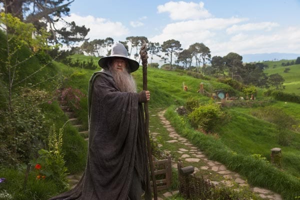 Denn eines Tages steht Zauberer Gandalf (Ian McKellen), ein alter Bekannter, vor Bilbos Tür. Und Gandalf ist nicht alleine ...