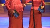 Für jeden Spaß zu haben: Dirk Bach und Sandra Maischberger im gleichen roten, schulterfreien Abendkleid beim Deutschen Fernsehpreis 2002 im Kölner Coloneum auf der Bühne.