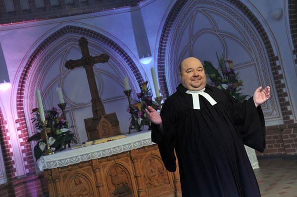 Gastauftritt bei "Verbotene Liebe": Dirk Bach spielte im Jahr 2010 in der ARD-Soap einen Pastor.