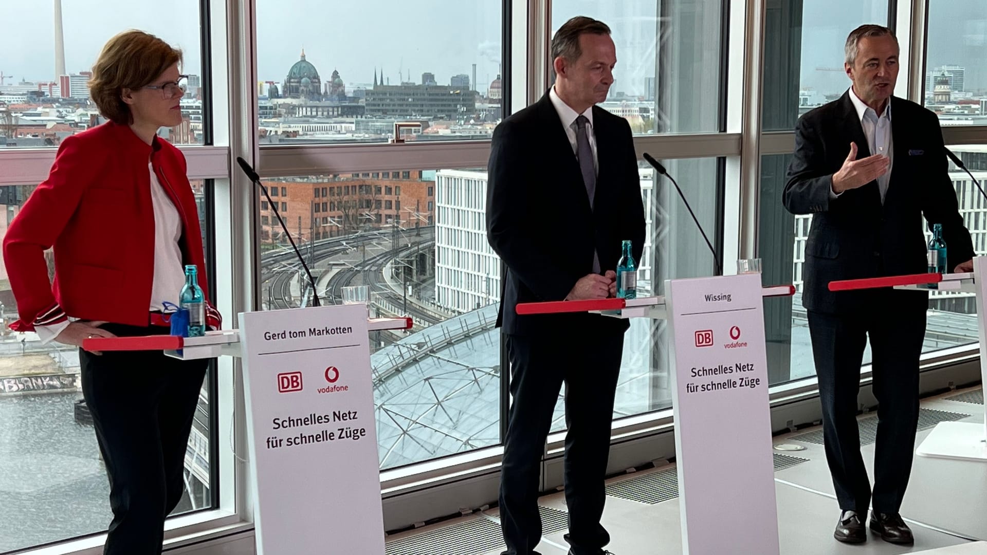 Digital-Bahnvorständin Daniela Gerd tom Markotten, Digital-Minister Volker Wissing und Vodafone-Deutschland-Chef Hannes Ametsreiter (v.l.) bei der Pressekonferenz anlässlich der Verbesserung des Empfangs entlang der wichtigsten Bahnstrecken.