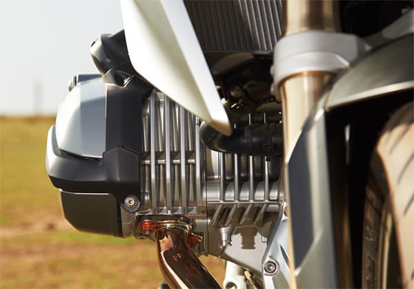 Der 1200-Kubikzentimer-Zweizylinder-Boxermotor mit einer Leistung von 125 PS weist nun eine Kombination aus Luft- und Wasserkühlung auf.