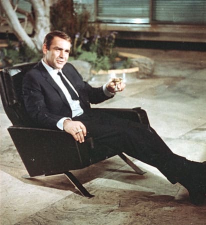 Der damals nahezu unbekannte Schotte Sean Connery war in "James Bond jagt Dr. No" (1962) der erste Kino-007 und setzte einen Standard, an dem sich jeder Nachfolger messen lassen musste. Fünfmal spielte Connery den lässigen MI6-Agenten, nach Lückenbüßer George Lazenby gab er ein kurzes Comeback mit "Diamentenfieber" (1971). Zum Ärger der Rechteinhaber sollte Connery aber noch einmal zurückkehren.