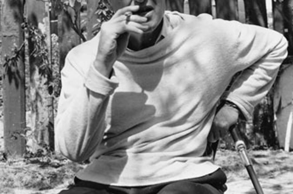 Ian Fleming, Autor, Journalist und Marineoffizier (1908-1964), stammte aus einer wohlhabenden englischen Familie. Er war während des Zweiten Weltkriegs an Spionageaktionen gegen Nazi-Deutschland beteiligt, die ihn auch zu seinen 007-Abenteuern inspirierten. 1953 erschien Flemings erster Bond-Roman "Casino Royale", 13 weitere Bücher über den Geheimagenten folgten. Mit 56 Jahren erlitt Fleming einen tödlichen Herzinfarkt.