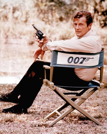 Als Fernsehdetektiv Simon Templar und mit der TV-Serie "Die Zwei" an der Seite von Tony Curtis hatte sich der Engländer Roger Moore schon vor Bond einen Namen gemacht. Unter ihm wurden die 007-Filme humorvoller und die Fans spalteten sich in Connery- und Moore-Lager. Mit "Im Angesicht des Todes" (1985) endete nach sieben Filmen die Ära Roger Moore.