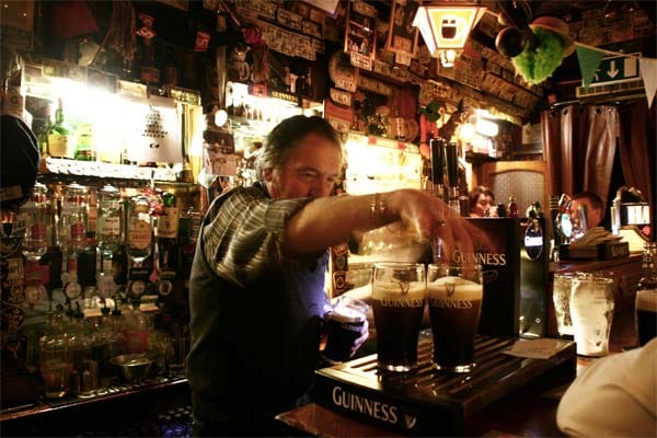 Ein Barkeeper im ältesten Pub Dublins - dem "Brazen Head".