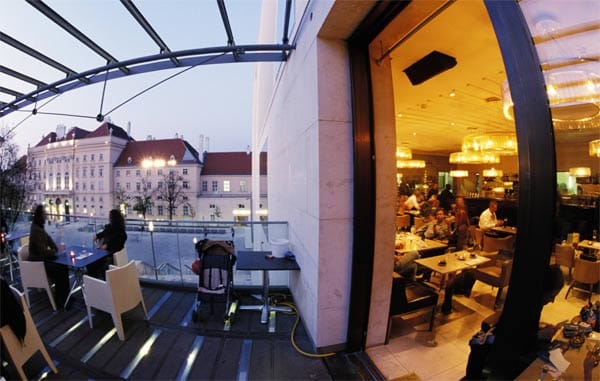 Im Museumsquartier in Wien findet sich das bekannte "Cafe Leopold".