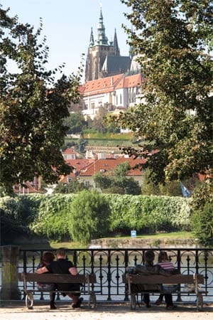 Prag: Pärchen sitzen am Vltava-Fluss.