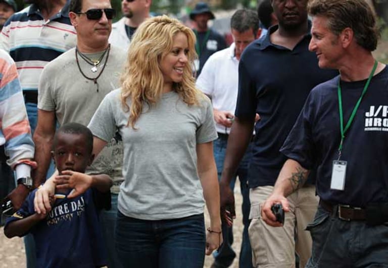 Aktive Charity-Helferin: Die Sängerin ist Unicef-Botschafterin. Zusammen mit Schauspieler Sean Penn besuchte sie am 11.04.2010 ein Flüchtlingslager in Port au Prince, das nach dem schweren Erdbeben am 12.01.2010 in Haiti errichtet wurde.