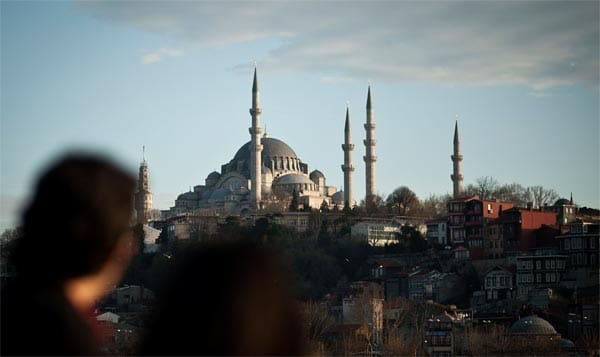 Passanten schauen sich in Istanbul die Blaue Moschee (Sultan Ahmet Moschee) an.
