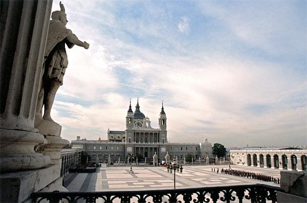Blick vom Königspalast (Palacio Real) über die Plaza de Armas auf die Kathedrale Santa Maria la Real de la Almudena in Madrid