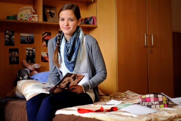 Die 17-jährige Julia auf ihrem Bett in der Vestischen Kinder- und Jugendklinik in Datteln- fast ein ganz normaler Teenager.