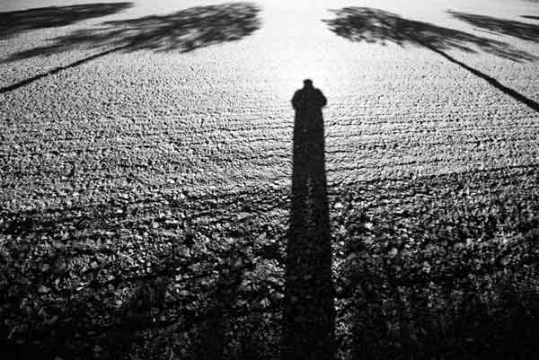 "Wenn die Schatten länger werden...", Canon EOS 1V (Baujahr 2005), Rollei Superpan 200, Scan vom Negativ.