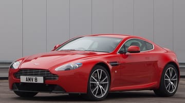 War nie ein Bond-Auto: Der Aston Martin V8 Vantage nach der Modellpflege.