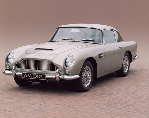 Der Aston Martin DB5 wurde 1964 durch "Goldfinger" berühmt. Im echten Leben verfügte er über 286 PS aus einem 4,0-Liter-Motor.