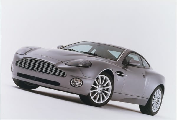 Der Vanquish, eine Hommage an den "Goldfinger"-DB5, markierte 2002 nach dem Intermezzo mit BMW die Rückkehr von Aston in die Bond-Filme.