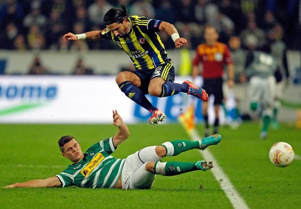 Granit Xhaka und Hasan Ali Kaldirim liefern sich einen heißen Kampf. Am Ende triumphiert der Gast. Die Türken siegen mit 4:2 und verlängern die Krise bei der Borussia.