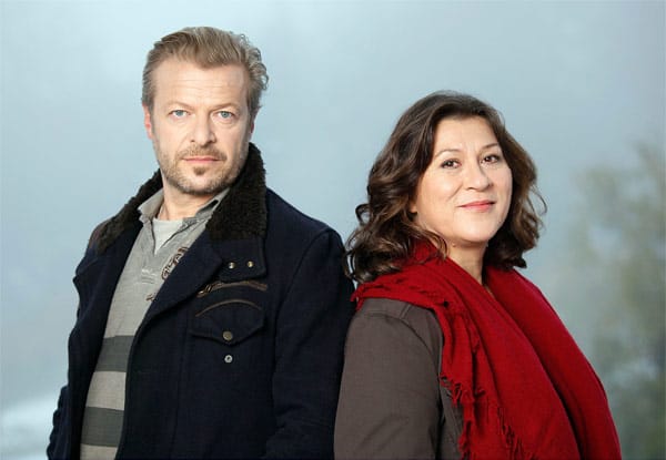 In ihrem Jubiläums-"Tatort: Nachtkrapp" erhält Klara Blum (Eva Mattes) Unterstützung von ihrem Schweizer Kollegen Roland Koch (Matteo Lüthi).