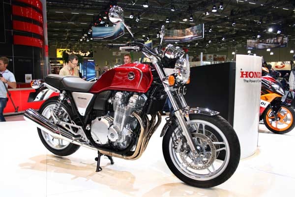 Honda verbeugt sich tief vor den eigenen Wurzeln und stellt als Weltneuheit die CB 1100 vor. Die Vierzylinder-Maschine ist ein Naked Bike im klassischen Stil und eine Hommage an das wohl berühmteste Motorrad der Marke, die legendäre CB 750 Four.