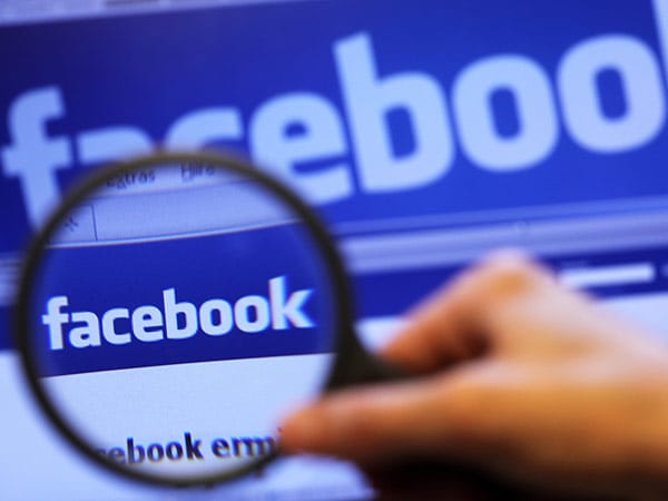 Ein flüchtiger Straftäter lieferte sich nach zwölf Jahren Flucht via Facebook an die Polizei aus.