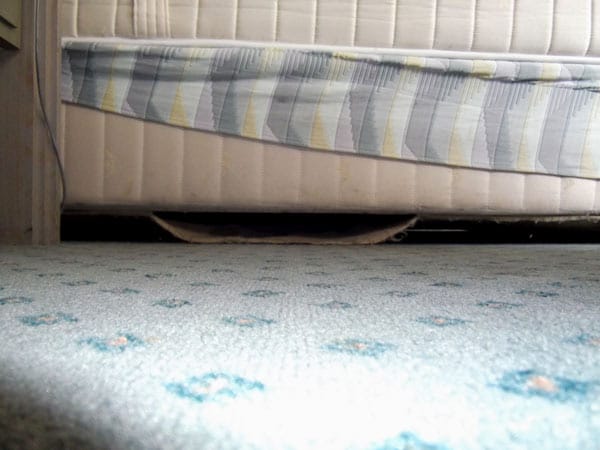 Der Blick unter das Bett ist nur etwas für Mutige.