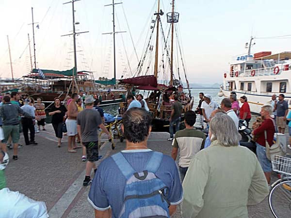 Entsetzen in Mandraki, dem Hafen der Insel Kos: Auf einem Touristenboot hat sich ein Unfall ereignet, der tote Kapitän wird auf einer Bahre an Land gebracht.
