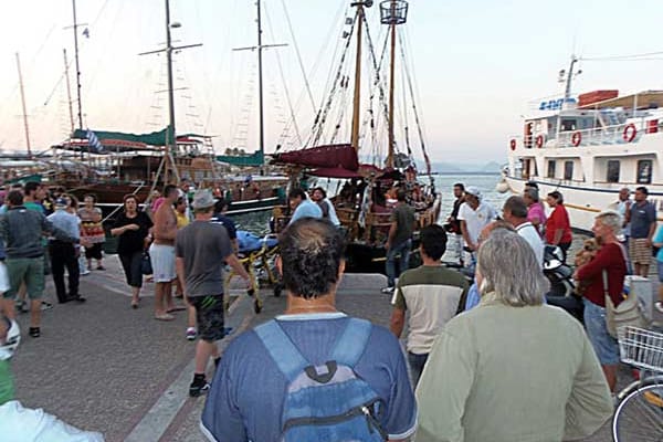 Entsetzen in Mandraki, dem Hafen der Insel Kos: Auf einem Touristenboot hat sich ein Unfall ereignet, der tote Kapitän wird auf einer Bahre an Land gebracht.