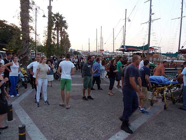 Griechenland, Kos: Die Touristen auf der beliebten Ferieninsel schauen entgeistert zu.