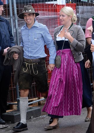 Bayern-Kapitän Philipp Lahm mit Ehefrau Claudia. Wenn man in München geboren ist, muss die Lederhose sitzen.