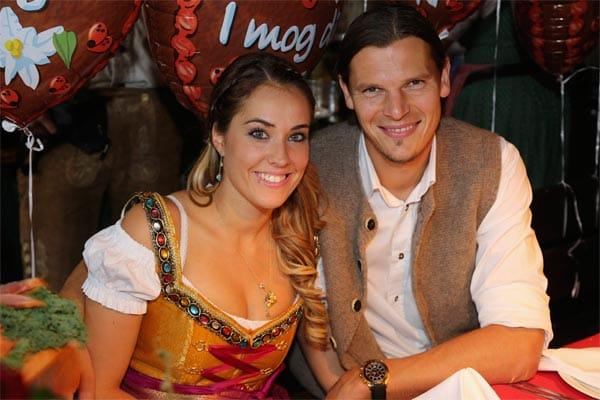 Innenverteidiger Daniel van Buyten und Freundin Celine wirken im traditionellen Oktoberfest-Outfit sehr souverän. Der Belgier spielt seit 2006 bei den Bayern.